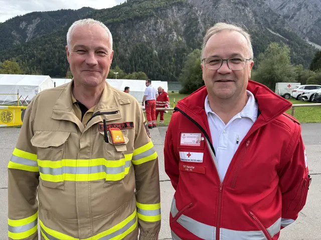 Zweimal Scheucher: Feuerwehr-Bezirksinspektor Wolfgang Scheucher (li) und Rot-Kreuz-Bezirkskleiter Stefan Scheucher (re). | Foto: MeinBezirk/Günther Reichel
