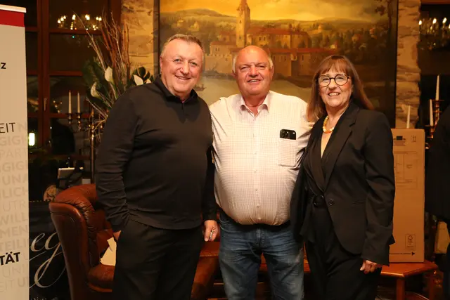Bernhard Leitenmüller freute sich über Black Wings VIP-Karten, die Clubpräsident Karl Dauerböck gestiftet hatte. | Foto: Eckhart Herbe