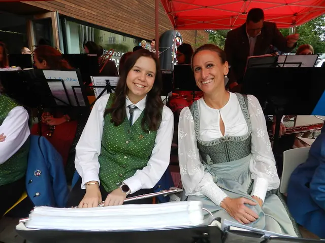  Marlene Mayer, Theresa Bradel von  Musikverein tragen gern Tracht und Fühlen sich darin wohl | Foto: Heribert Punz