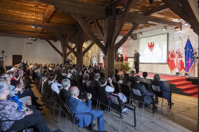 Im Rittersaal des Schloss Tirol zeichneten Tirol und Südtirol BürgerInnen mit besonderen Verdiensten aus. | Foto: Land Tirol/Sedlak