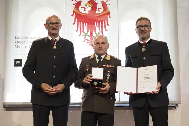 Bezirksfeuerwehrinspektor Franz Brunner aus Lavant (Bezirk Lienz) wurde für seine Verdienste um das Tiroler Feuerwehrwesen, insbesondere als Bezirksfeuerwehrinspektor in Osttirol, mit dem Verdienstkreuz ausgezeichnet. | Foto: Land Tirol/Sedlak