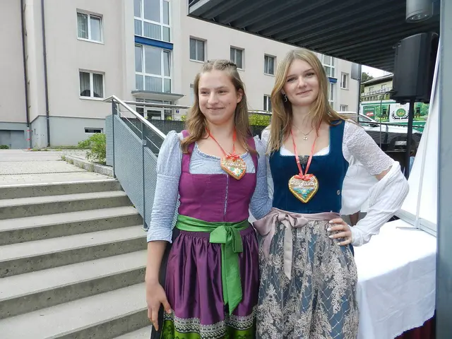  Lilly Kerschbaumer, Ella Kubin tragen auch gern ihre Tracht und wurden dafür mit eine Lebkuchen herz belohnt | Foto: Heribert Punz