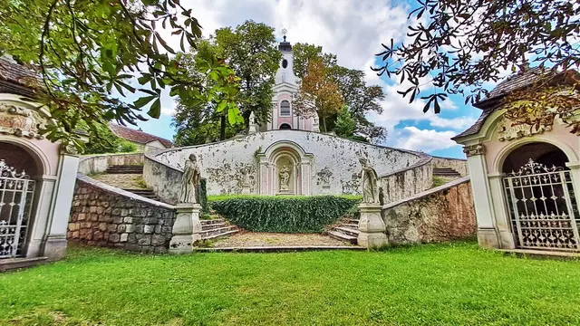 Hauptkapelle mit vorgelagerter Hufeisentreppe und zwei Kreuzwegstationen am Fuß der Treppe. | Foto: © Silvia Plischek