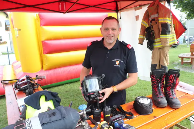 Atemschutzwart Andreas Hopfer zeigte die Ausrüstung der Atemschutzträger. Bei voller Adjustierung tragen jene bestens ausgebildeten Feuerwehrtrupps 15 bis 20 kg an Sicherheitsausrüstung und Material, wenn sie an vorderster Front in verrauchte Wohnungen, Garagen oder Keller vordringen müssen, um Menschen zu retten. „Angst habe ich nicht, wir sind gut geschult, aber Respekt bei jedem Einsatz“, sagt Hopfer, der auch bei der Betriebsfeuerwehr am Flughafen im Einsatz ist.  | Foto: Edith Ertl