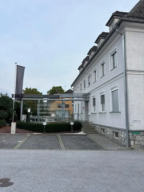 Zwei Tage lang wurde das Gemeindeamt Lieboch mit der schwarzen Fahne als Andenken an Charlie Kirk beflaggt.  | Foto: Helmreich