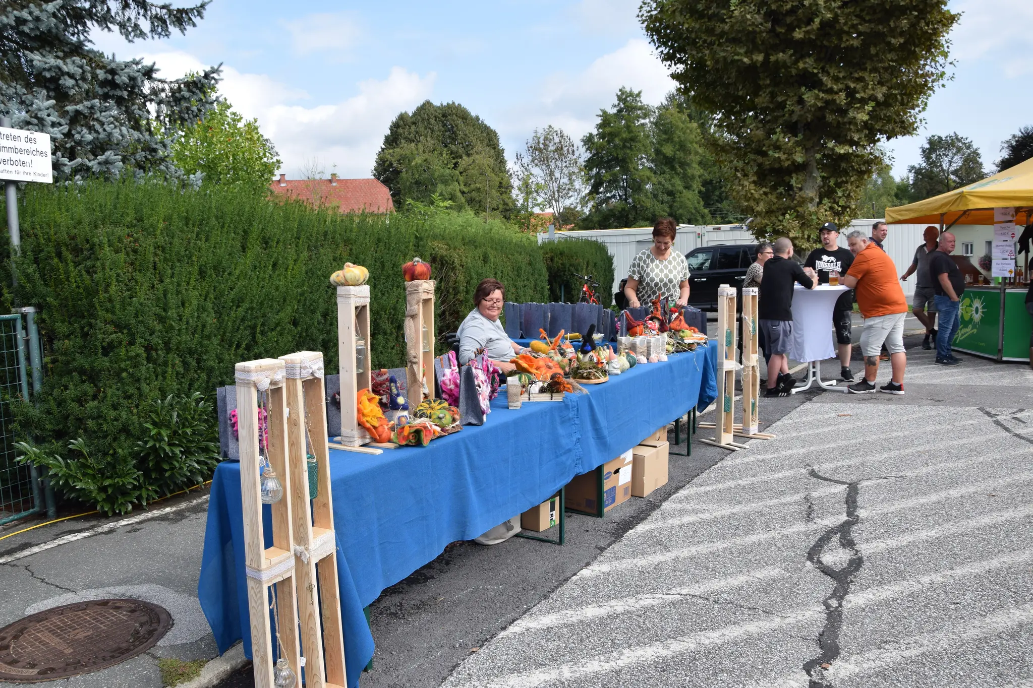 Alte-Fahrzeugrarit-ten-Mode-und-junge-K-nstler-begeisterten