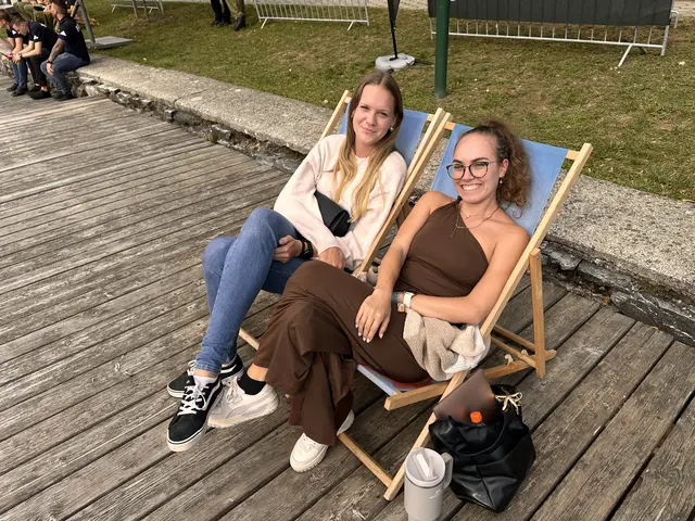 Lisa und Anja genießen den Samstagnachmittag in Rechnitz.  | Foto: Lisa Stöckl