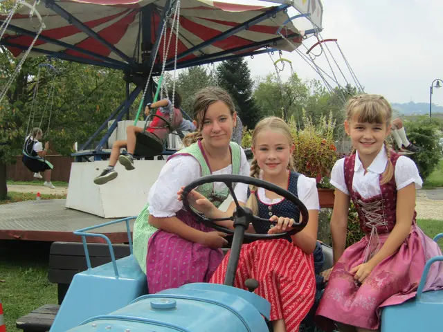 Ein Dirndl macht sich immer gut aus, sowohl auf dem Traktor als auch auf dem Kirtagsringelspiel. | Foto: Peter Sattler