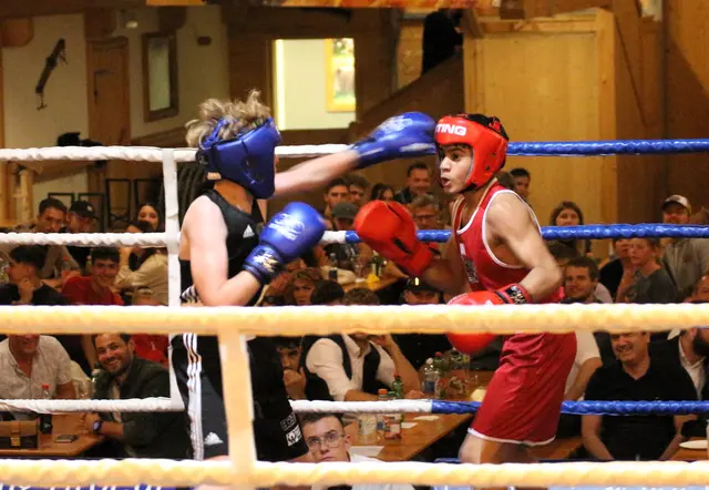 Boxsport-Erlebnis vor über 400 Zuschauern für den 14-jährigen Mustafa Raie (re.). | Foto: Schwaighofer