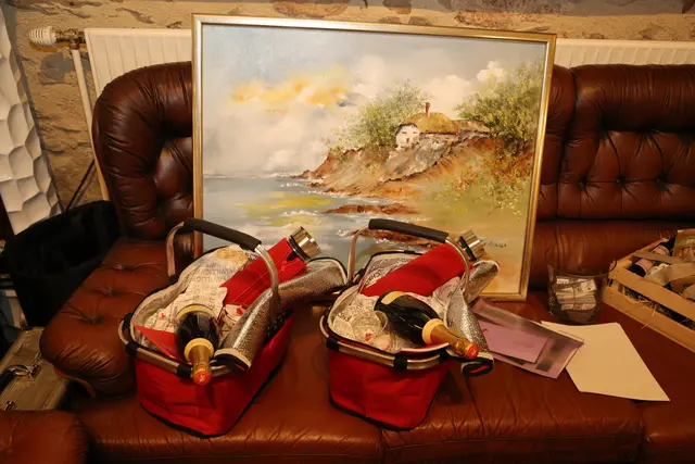 Begehrte Tombolapreise: Das traditionelle Bild von Monika Grubauer und die Rotkreuz-Packages. | Foto: Eckhart Herbe