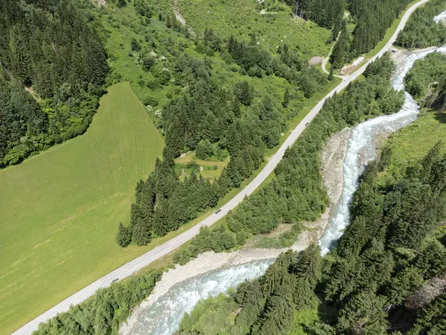 Motorradfahrer geriet auf der Kalser Straße auf der nassen Fahrbahn ins Schlittern und rutschte in Richtung Felswand. Er wurde unbestimmten Grades verletzt.  | Foto:  Land Tirol