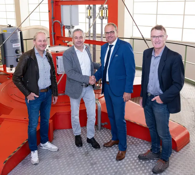 Agrarobmann Johann Thurner, Bürgermeister Richard Bartl, TIWAG-Bauvorstand Alexander Speckle und TIWAG Projektleiter Robert Reindl bekräftigen das gute Einvernehmen. | Foto:  TIWAG/Vandory