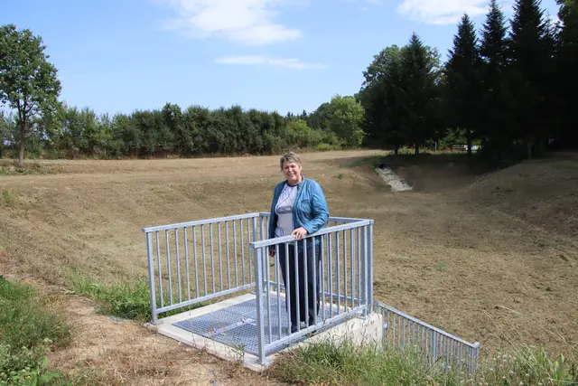 Bürgermeisterin Andrea Reichl vor einem der neu errichteten Rückhaltebecken. Dieses und weitere Schutzbauten sollen Hangwässer im Zaum halten. | Foto: Martin Wurglits
