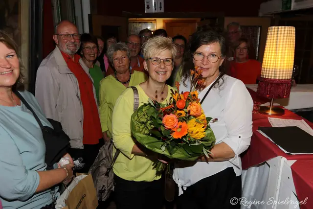 Singen bringt Freude ins Leben. Dafür gibt es Blumen für Brititte Wagner, die Chorleiterin der "Xangsmeierei", hier mit Marion Strausky.
