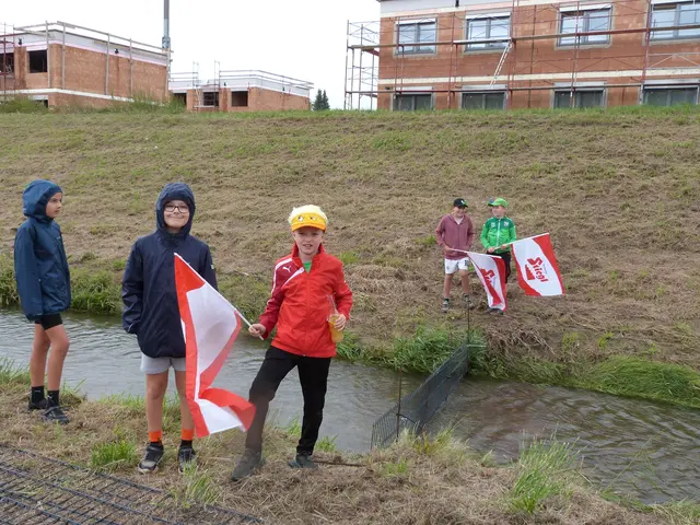 Die Kids warteten bereits gespannt mit ihren Fahnen auf den Start des Rennens.  | Foto: Vanessa Wittmann