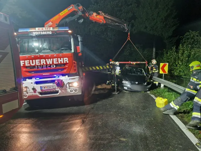 Das WLF der FF Voitsberg wurde nachalarmiert, damit das Fahrzeug geborgen werden konnte. | Foto: FF Krems