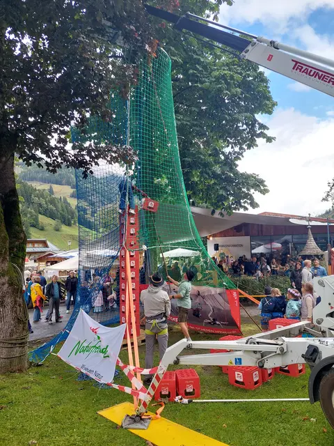Das Bierkistenkraxeln - ein Highlight für die jungen Besucherinnen und Besucher. | Foto: Regina Langreiter