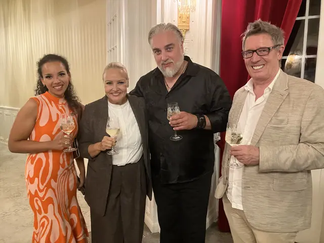 von rechts: der Leiter der Komödie Graz, Cornelia Horak und Christoph Wagner-Trenkwitz, Verena Scheitz und eine russische Sängerin | Foto: Stockmann
