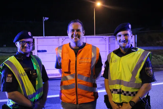 Autobahnmeister Markus Bratschko mit den zuständigen Polizeibeamten | Foto: HFM Patrick Marcher