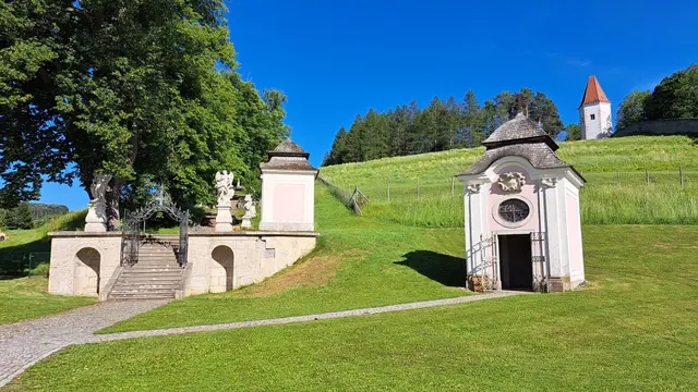 Ein-/Ausgang 1 - im Westen nahe dem Stift beim sogenannten "Wiener Tor", ... rechts im Bild - die von 1747 bis 1748 erbaute Intentionskapelle
 | Foto: © Silvia Plischek
