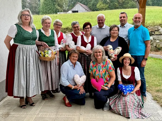 Die Flügerlherzen und die Dirndlweiber mit den Bürgermeistern Erhart Weißenböck, Christian  Dogl und Josef Schaden. | Foto: Privat