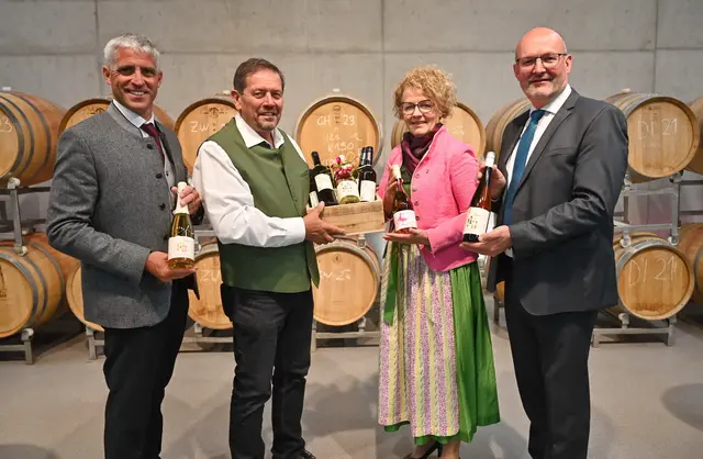 Direktor Dieter Faltl, Kellermeister Rudolf Völker, Bildungs-Landesrätin Christiane Teschl-Hofmeister und Landesgüterdirektor Erhard Kührer mit den alkoholreduzierten Weinen | Foto: Jürgen Mück