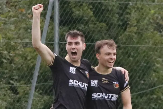 Jonas Wurmsdobler und Thomas Mühlbachler jubeln über den Tragweiner 4:0-Sieg. | Foto: MB