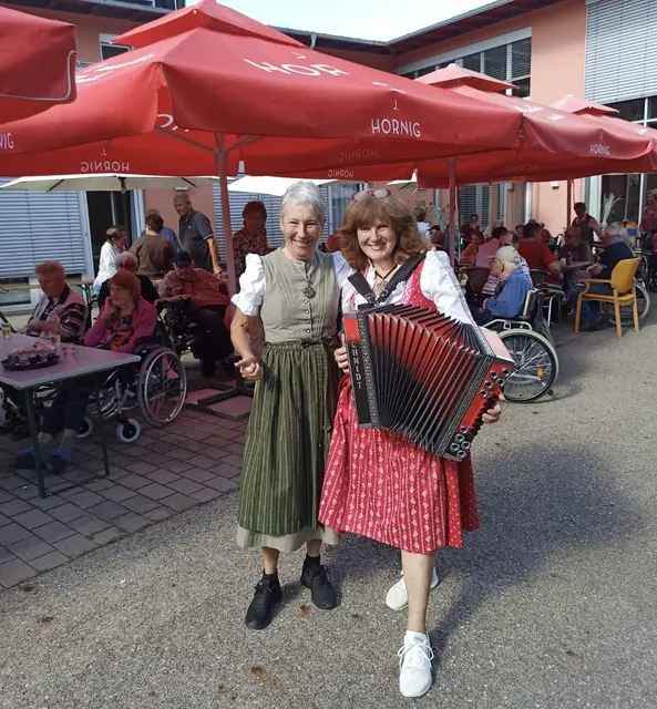 Ruth Meister, freiwillige Helferin mit Ziehharmonikaspielerin Ingrid Zöhrer | Foto: Ruth Meister