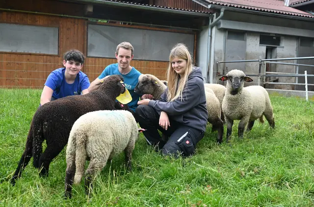 Schüler Moritz Adlboller, Fachlehrer Jürgen Schwarz und Schülerin Amalia Seehofer mit den Weideschafen. | Foto: Jürgen Mück