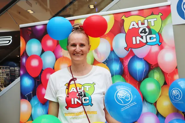 Daniela Janisch von AUT4INC machte auf die Autismus-Spektrum-Störung (ASS), eine nicht sichtbare Behinderung, aufmerksam. "Die Gesellschaft kann diese von außen nicht leicht erkennen. Oft führt das befremdliche Verhalten der Menschen mit ASS zu einer Stigmatisierung, Vorurteilen und Ausgrenzung".
Im Keiper-Verlag erschien ihre  Broschüre "Ich bin Autist:in" | Foto: Edith Ertl