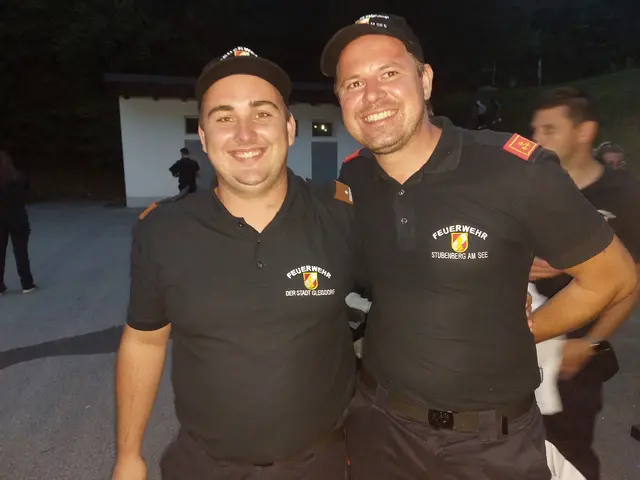 Wasserdienstbeauftragter Dominik Steindl von der FF Gleisdorf mit Kommandant Peter Windhaber von der FF Stubenberg am See. | Foto: Gerald Dreisieber