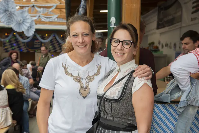 Das Oktoberfest wurde mehrheitlich ganz traditionell in Tracht genossen.  | Foto: Sophia Braun