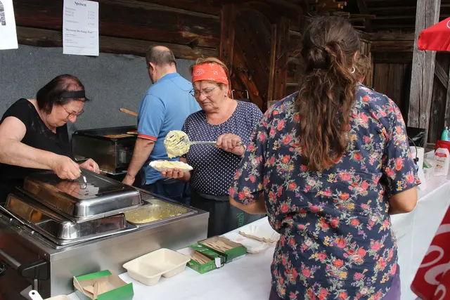 Das Team von Günther Wolfmayr servierte traditionelle Haslacher Leinölerdäpfel und Grillgerichte.  | Foto: Robert Cupak