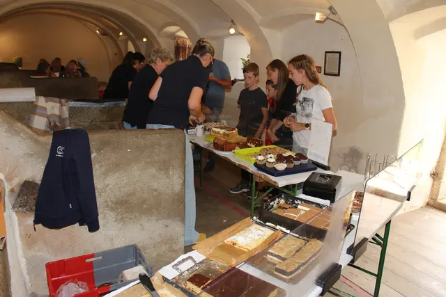 Das Team von MayaPayaKimsa servierte in der Kaffestube leckere Mehlspeisen.  | Foto: Robert Cupak