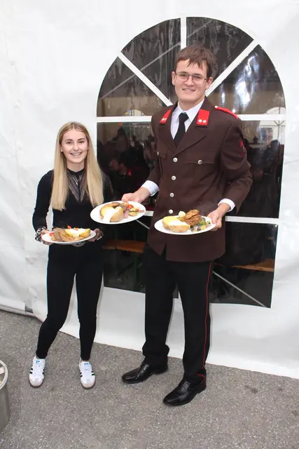 Heidi und Julian versorgte die hungrigen FestbesucherInnen.