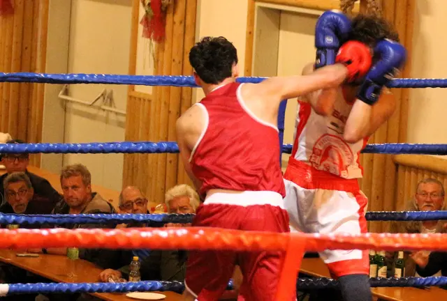 Der Anfang vom Ende für Kadir Karayün (rot) Gegner Ömer Genc (weiß). | Foto: Schwaighofer