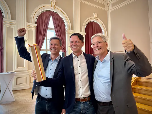Bürgermeisternachwahl in Wolfsberg im Schatten des verstorbenen Bürgermeisters Hannes Primus: Landesrat Daniel Fellner und Landeshauptmann Kaiser gratulieren Alexander Radl (Mitte) zum Wahlsieg. | Foto: MeinBezirk/Stephan Fugger