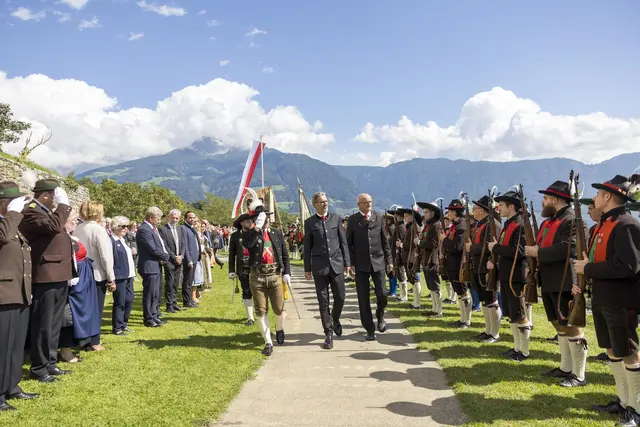 LH Anton Mattle und LH Arno Kompatscher beim Abschreiten der Front. | Foto: Land Tirol/Sedlak