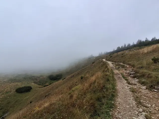 Durch die dahinziehenden Wolken verändert sich das Landschaftsbild schnell, man sieht mal mehr und mal weniger.