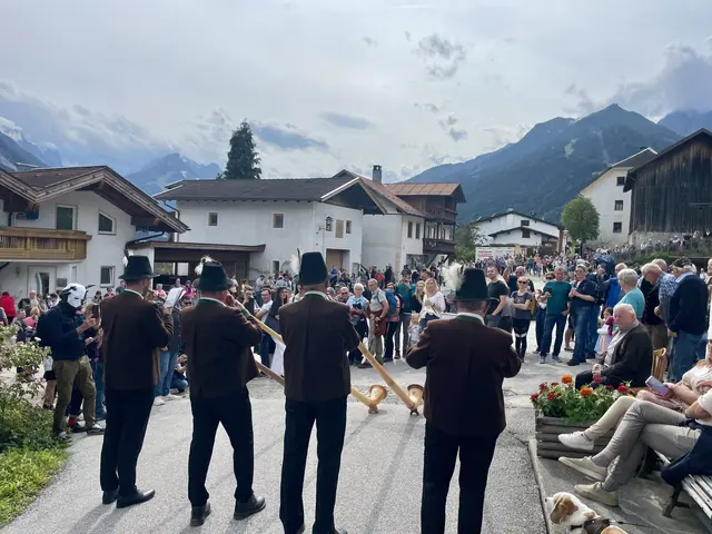 Stimmungsvolle Klänge der Stubaier Alphornbläser untermalten die Rückkehr des Almviehs ins Dorf.  | Foto: Mair