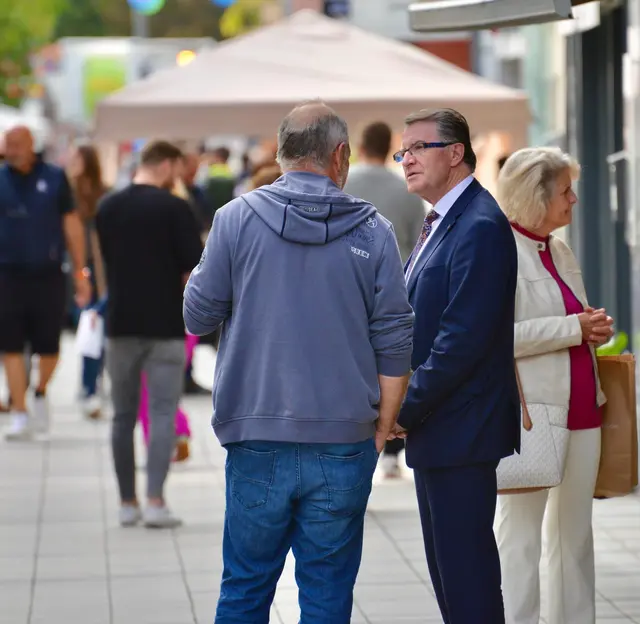 Kulturstadtrat Franz Piribauer und Gattin Rosi schlenderten durch die Fußgängerzone. | Foto: Sascha Trimmel