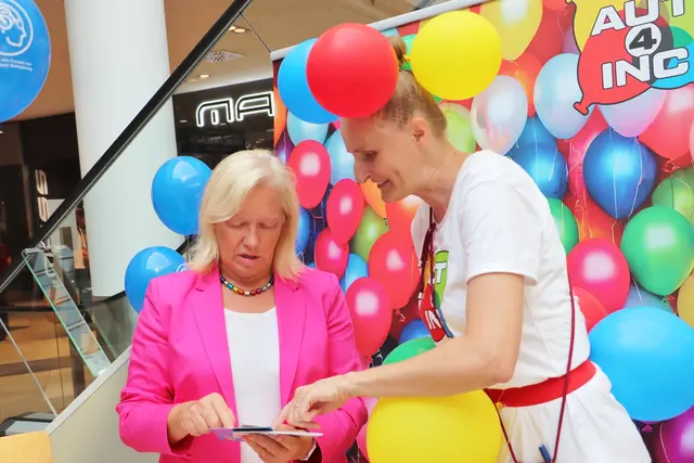 NAbg. Verena Nussbaum (li) im Gespräch mit Daniela Janisch über Autismus. | Foto: Edith Ertl
