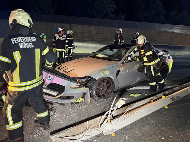 Vermutlich aufgrund eines Sekundenschlafs kam ein Pkw-Lenker von der Fahrbahn ab und kollidierte infolge mit der Betonleitwand bei Radfeld. Das Auto überschlug sich dabei. | Foto: ZOOM.TIROL