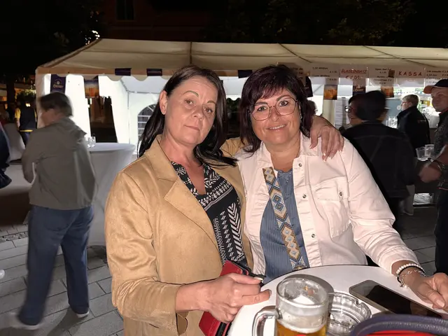 Petra und Barbara ließen den Samstagabend gemütlich am Hauptpatz ausklingen.  | Foto: Lisa Stöckl