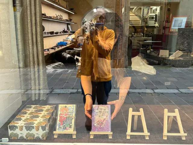 Auf den ausgestrichenen Stellen schafft Lisa Wöss neue Kunstwerke. Der neu entstandene Text wird also durch Visualisierungen ergänzt. | Foto: Martin Durnthaler
