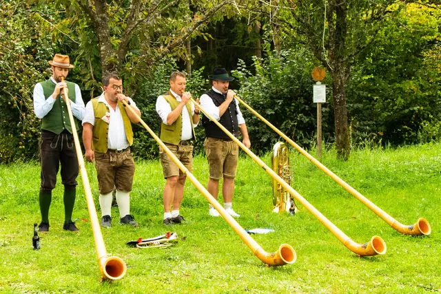 Das Alphornensemble um Gerald Silber (2.v.r.) spielten auch  in der Wiese auf.  | Foto: Robert Cupak