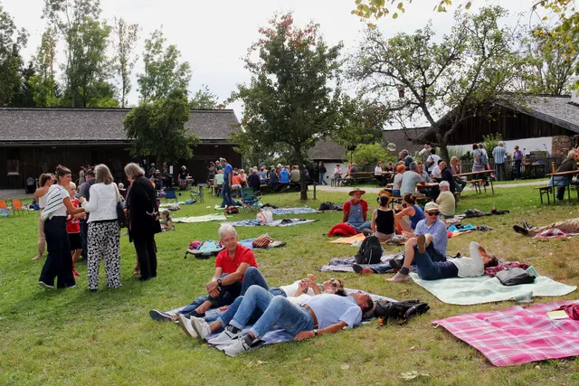 Die Besucher genossen das wunderschöne Spätsommerwetter in der Wiese. | Foto: Robert Cupak