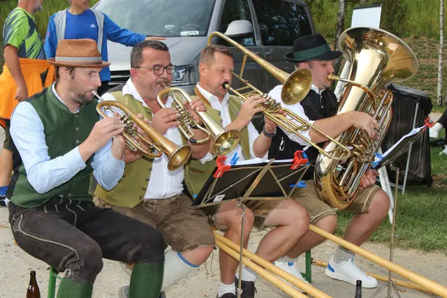 DAs Hochwald Alphorn- und Blasmusikensemble brachte mit ihren Arien und Weisen viel Schwung in die Veransatltung ein.  | Foto: Robert Cupak