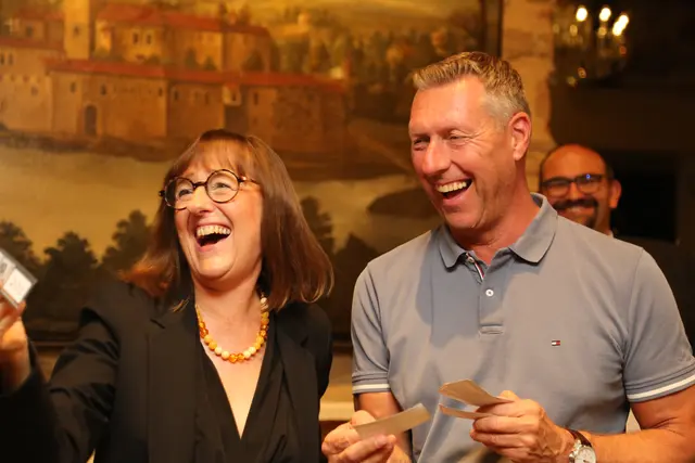 Just die rote Luftenberger Bürgermeisterin Hilde Prandner bescherte ihrem schwarzen Katsdorfer Amtskollegen Wolfgang Greil Glück in der Tombola. | Foto: Eckhart Herbe