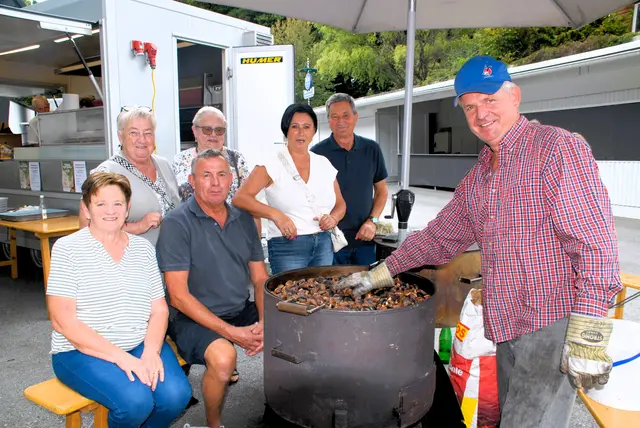 An  Feierlaune  mangelte es nicht beim Sturm- und Kastanienfest in Pischelsdorf.   